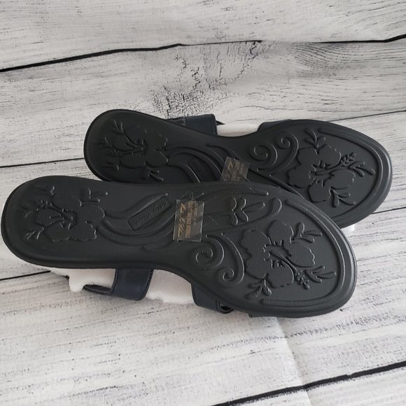 NWOT Women's Easy Street Bolt Flat Sandals in Navy (Wide) - Picture 3 of 3